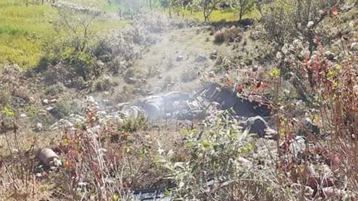 दैलेखमा ग्याँस सिलिन्डर बोकेको ट्रक दुर्घटना, ३ जनाको मृत्यु